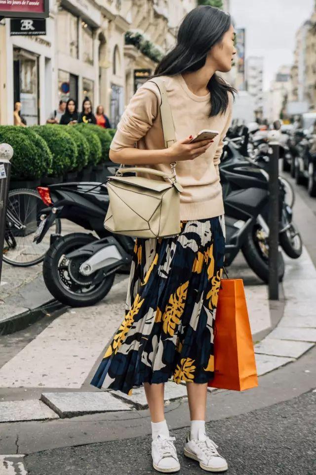 卫衣半裙早秋混搭时髦有女人味，卫衣＋半裙＝时髦又有女人味的早秋穿搭