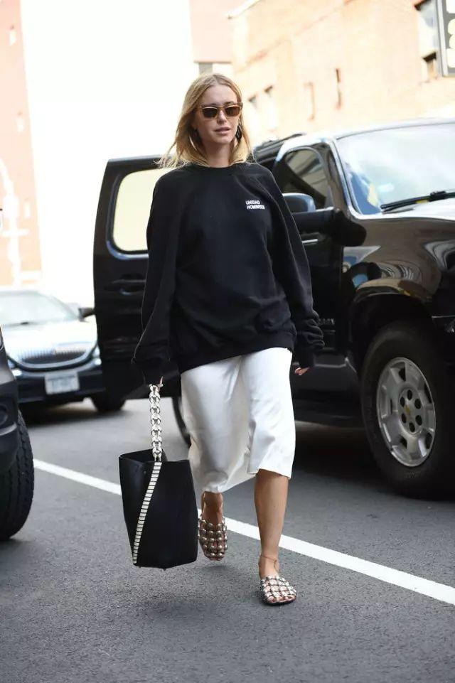 卫衣半裙早秋混搭时髦有女人味，卫衣＋半裙＝时髦又有女人味的早秋穿搭