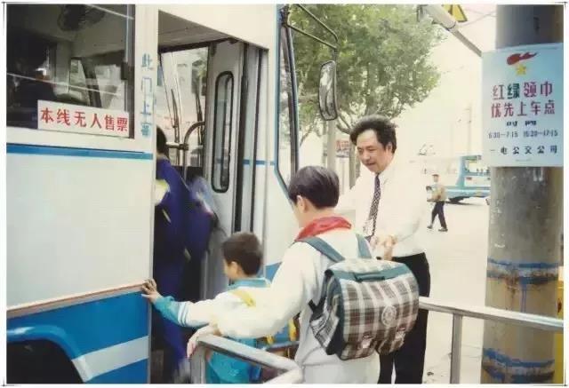 上海公交的班车是啥意思，母婴车、红领巾班车、学生班车……这是属于上海小囡的公交回忆