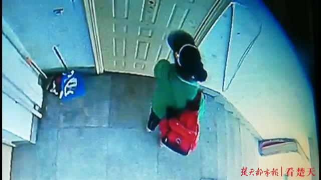 报复房东最明智的办法不违法，房东最怕什么举报电话（钟点工胶水堵锁芯报复房东）