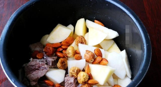 教你做清心润肺的无花果苹果瘦肉汤，苹果瘦肉无花果汤做法（5种食材一起煮好就成）