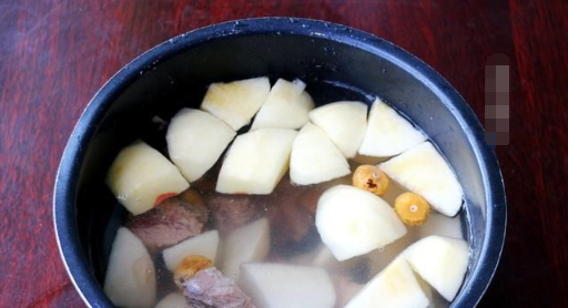 教你做清心润肺的无花果苹果瘦肉汤，苹果瘦肉无花果汤做法（5种食材一起煮好就成）