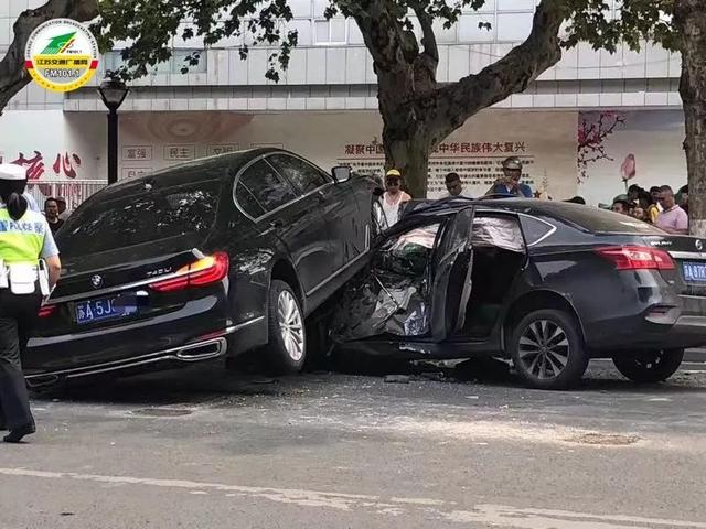南京宝马车祸视频，南京宝马车肇事案始末慢镜头（南京一宝马车失控）