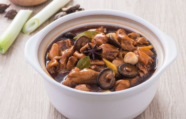 小鸡炖蘑菇用什么蘑菇才是最正宗，东北名菜小鸡炖蘑菇