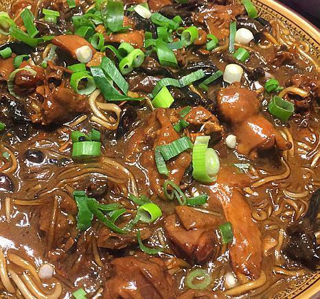 小鸡炖蘑菇用什么蘑菇才是最正宗，东北名菜小鸡炖蘑菇