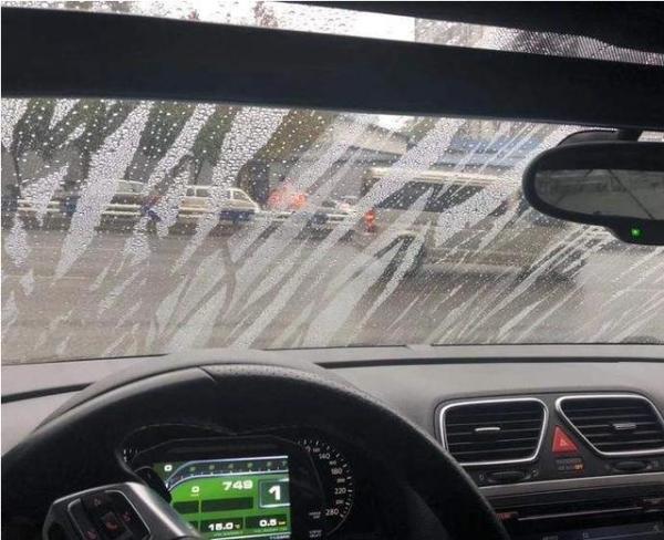 汽车前挡风玻璃起雾怎么办，雨天开车前挡风玻璃起雾怎么办（建议你这样做，快速除雾很轻松）