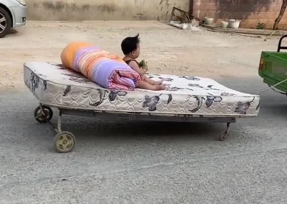 骑车兜风放松心情说说句子，开心去兜风的说说（“超拉风爷爷”骑车带娃兜风火了）