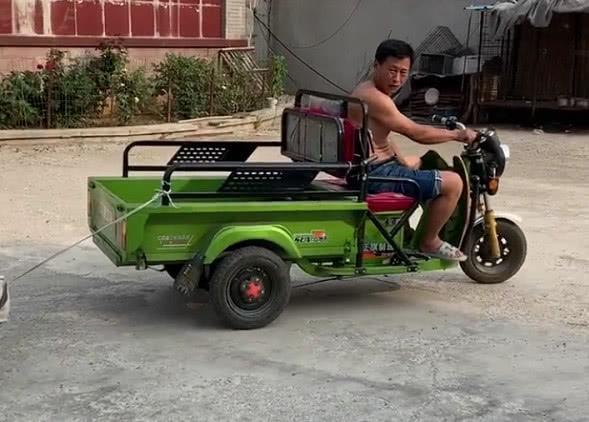 骑车兜风放松心情说说句子，开心去兜风的说说（“超拉风爷爷”骑车带娃兜风火了）