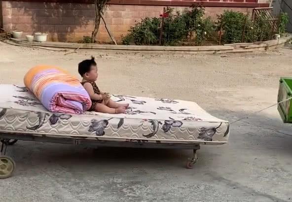 骑车兜风放松心情说说句子，开心去兜风的说说（“超拉风爷爷”骑车带娃兜风火了）