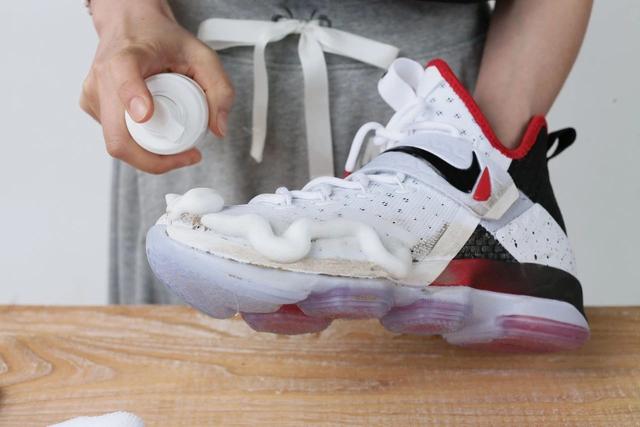 小白鞋清洗剂怎么用，Sneaker必备（小白鞋清洗剂的使用方法）