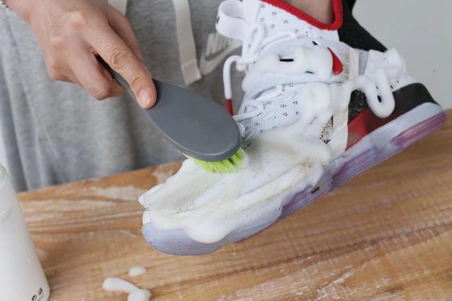 小白鞋清洗剂怎么用，Sneaker必备（小白鞋清洗剂的使用方法）