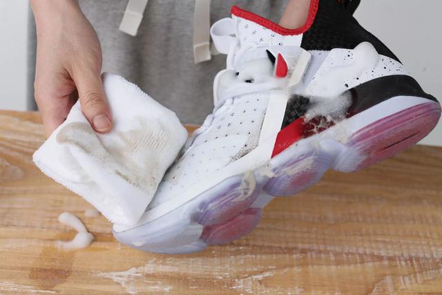 小白鞋清洗剂怎么用，Sneaker必备（小白鞋清洗剂的使用方法）