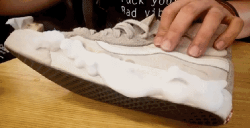 小白鞋清洗剂怎么用，Sneaker必备（小白鞋清洗剂的使用方法）