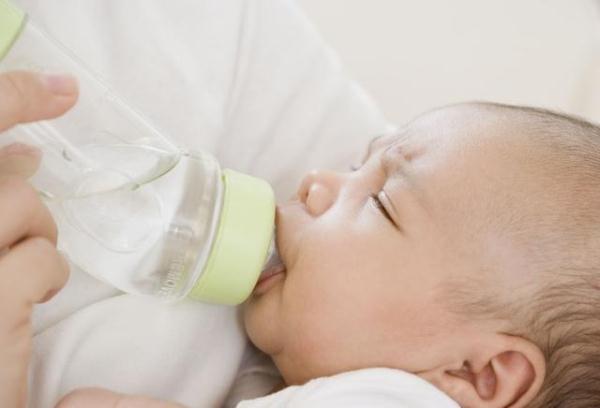 新生儿什么时候开始喝水，新生儿从什么时候开始喝水（辟谣：6个月前婴儿不需喝水）