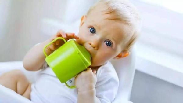 新生儿什么时候开始喝水，新生儿从什么时候开始喝水（辟谣：6个月前婴儿不需喝水）