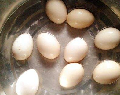 鸡蛋大头朝下还是小头朝下，鸡蛋怎么放置大头还是小头朝下（真没想到鸡蛋放冰箱有这么多细节要注意）