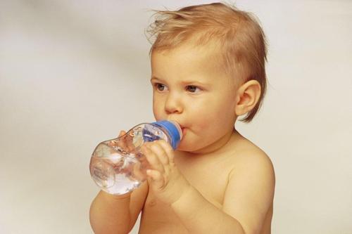 六个月前婴儿喝水危害，新生儿多久开始喝水（不过喂水方法要正确）