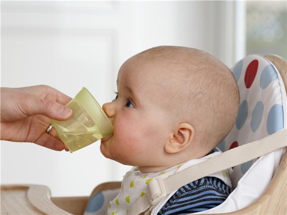 六个月前婴儿喝水危害，新生儿多久开始喝水（不过喂水方法要正确）