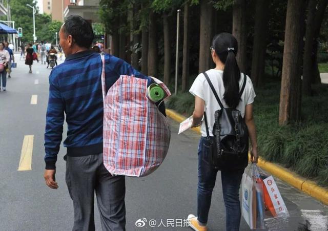 行李箱买多大的合适，出差行李箱买多大的合适（叫做爸妈给你塞的行李箱）