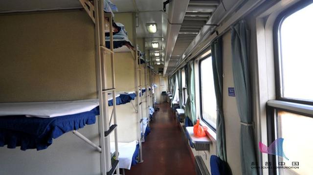 火车中铺怎么上去，教你如何乘坐火车卧铺（头该朝窗还是过道）