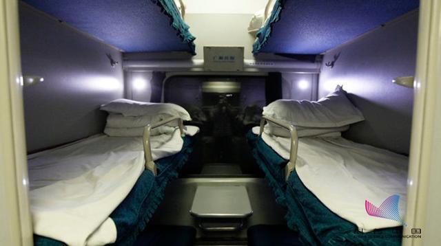 火车中铺怎么上去，教你如何乘坐火车卧铺（头该朝窗还是过道）