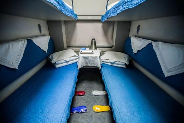 火车中铺怎么上去，教你如何乘坐火车卧铺（头该朝窗还是过道）