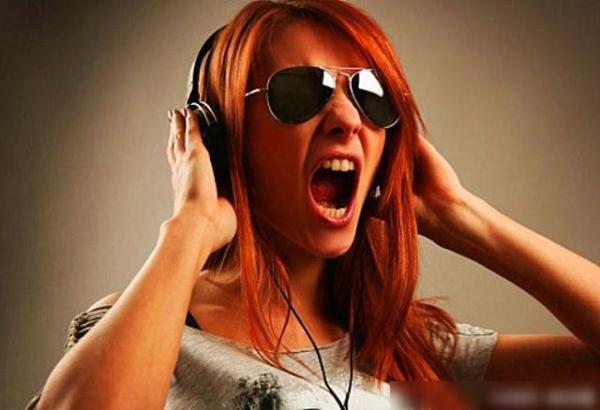 长期耳机听歌带多了会怎么样戴耳机对大脑的危害，经常戴耳机听歌会怎样（经常戴耳机的要注意了）