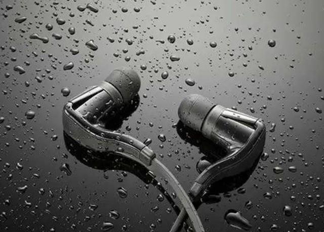 耳机进水了还能用吗，蓝牙耳机进水了能修好吗（水洗耳机的正确姿势）