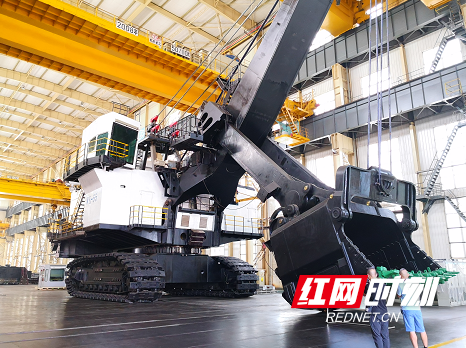 太原 工程机械 超级巨无霸！太原这家企业生产出同时能容纳两百人的挖掘机