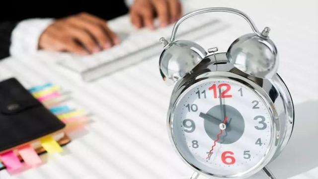 朝九晚六是几个小时，朝九晚六什么意思几个小时（办公室工作一天只不过动动手指头）