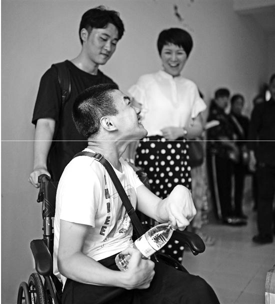 温州大学步青学区，温州大学哪个学区好（轮椅上的新生来报到温州大学送上定制开学礼）