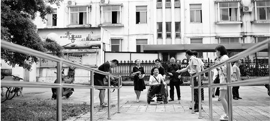 温州大学步青学区，温州大学哪个学区好（轮椅上的新生来报到温州大学送上定制开学礼）