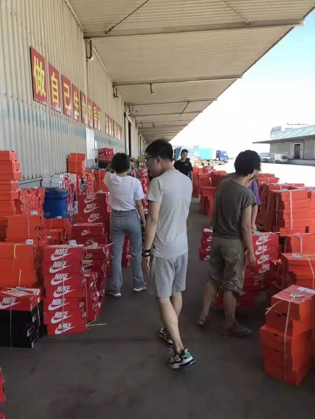 乐斯菲斯羽绒服价格，乐斯菲斯冲锋衣多少钱（青岛麦凯乐13周年庆）