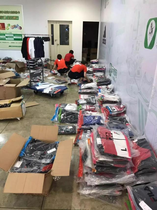 乐斯菲斯羽绒服价格，乐斯菲斯冲锋衣多少钱（青岛麦凯乐13周年庆）