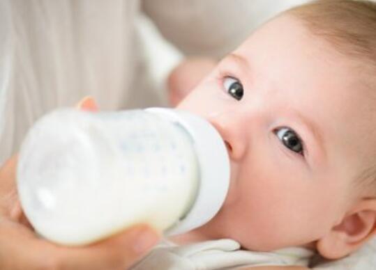 新生儿奶粉量标准表，初生婴儿奶粉用量表（宝宝奶粉量多少合适）