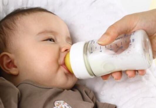 新生儿奶粉量标准表，初生婴儿奶粉用量表（宝宝奶粉量多少合适）