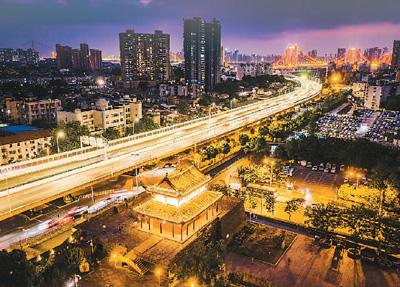 星垂平野阔 月涌大江流的意思，武汉大江流