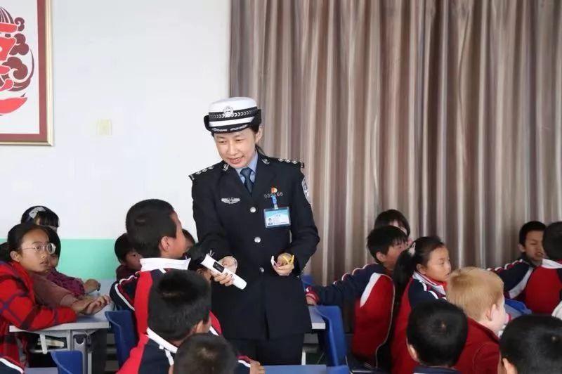 交警是公务员吗(考警察需要什么条件)