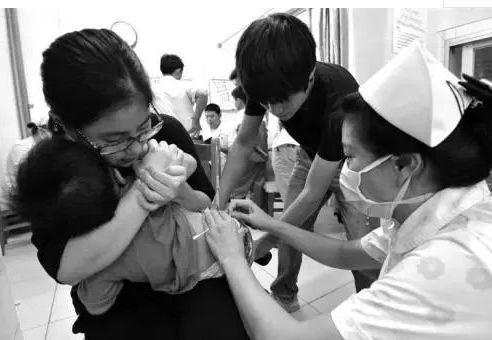 小朋友打屁股针(7岁小孩趴着打针疼哭了)