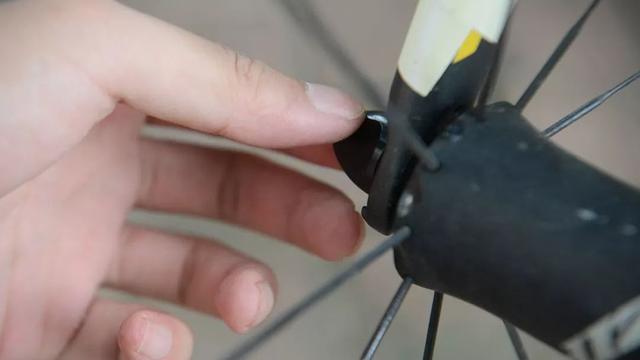 教你如何快速的给自行车更换新链条，自行车链条什么时候需要更换（圈刹、碟刹前后轮拆卸与安装）