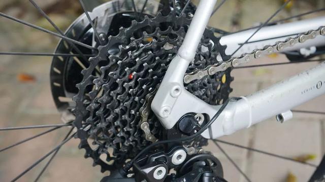 教你如何快速的给自行车更换新链条，自行车链条什么时候需要更换（圈刹、碟刹前后轮拆卸与安装）