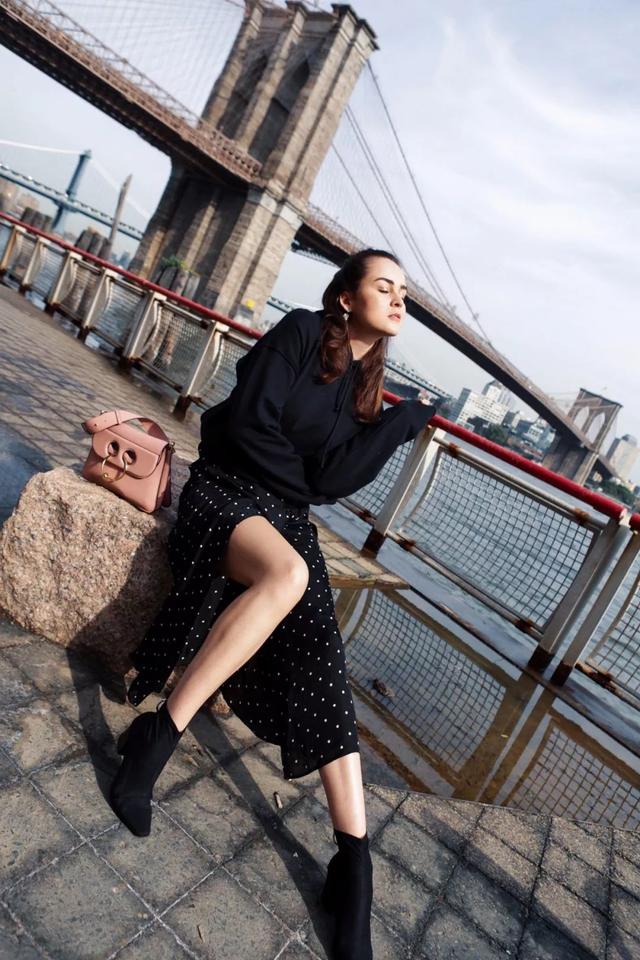 卫衣半裙早秋混搭时髦有女人味，卫衣＋半裙＝时髦又有女人味的早秋穿搭