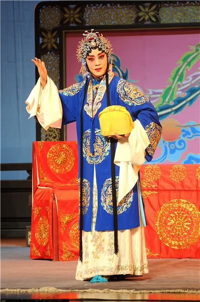 京剧中的穆桂英穿什么服装，京剧中穆桂英的打扮（程派“穆桂英”再挂帅）