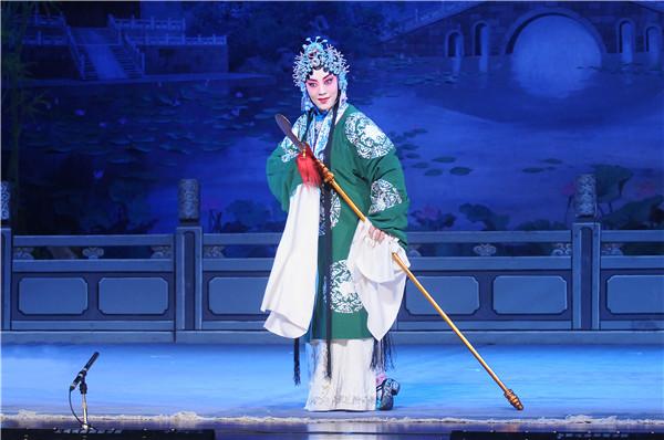 京剧中的穆桂英穿什么服装，京剧中穆桂英的打扮（程派“穆桂英”再挂帅）