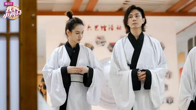 戚薇刚生完孩子时拍的综艺节目，《我家小两口》本周六温暖收官