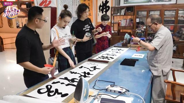 戚薇刚生完孩子时拍的综艺节目，《我家小两口》本周六温暖收官