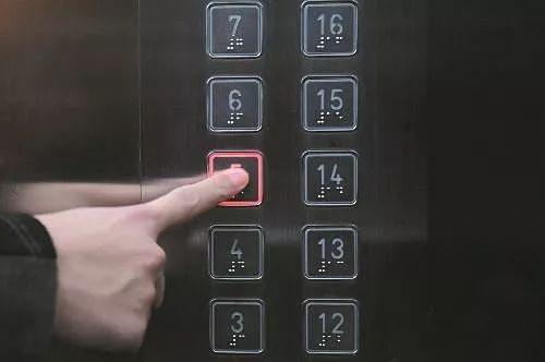 乘坐电梯安全提示，乘坐电梯安全图片（乘坐电梯，安全常识要牢记）
