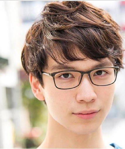 男人撒谎的主要表现有哪些，男人撒谎会有什么表现（男人在说谎的时候都有这些动作）