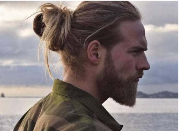 男人撒谎的主要表现有哪些，男人撒谎会有什么表现（男人在说谎的时候都有这些动作）