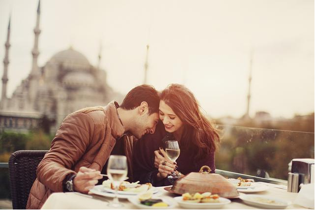 男人撒谎的主要表现有哪些，男人撒谎会有什么表现（男人在说谎的时候都有这些动作）